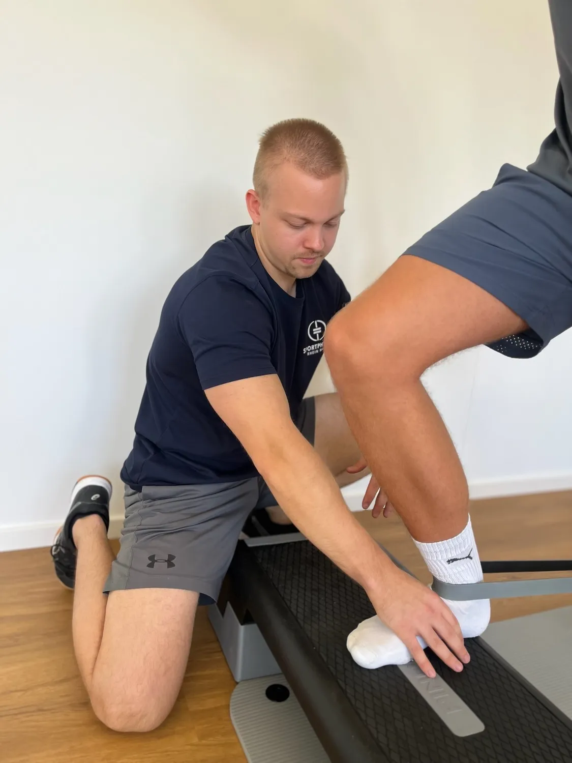 Aktive Behandlung am Bein bei Sportphysio Rhein Main in Bad Homburg