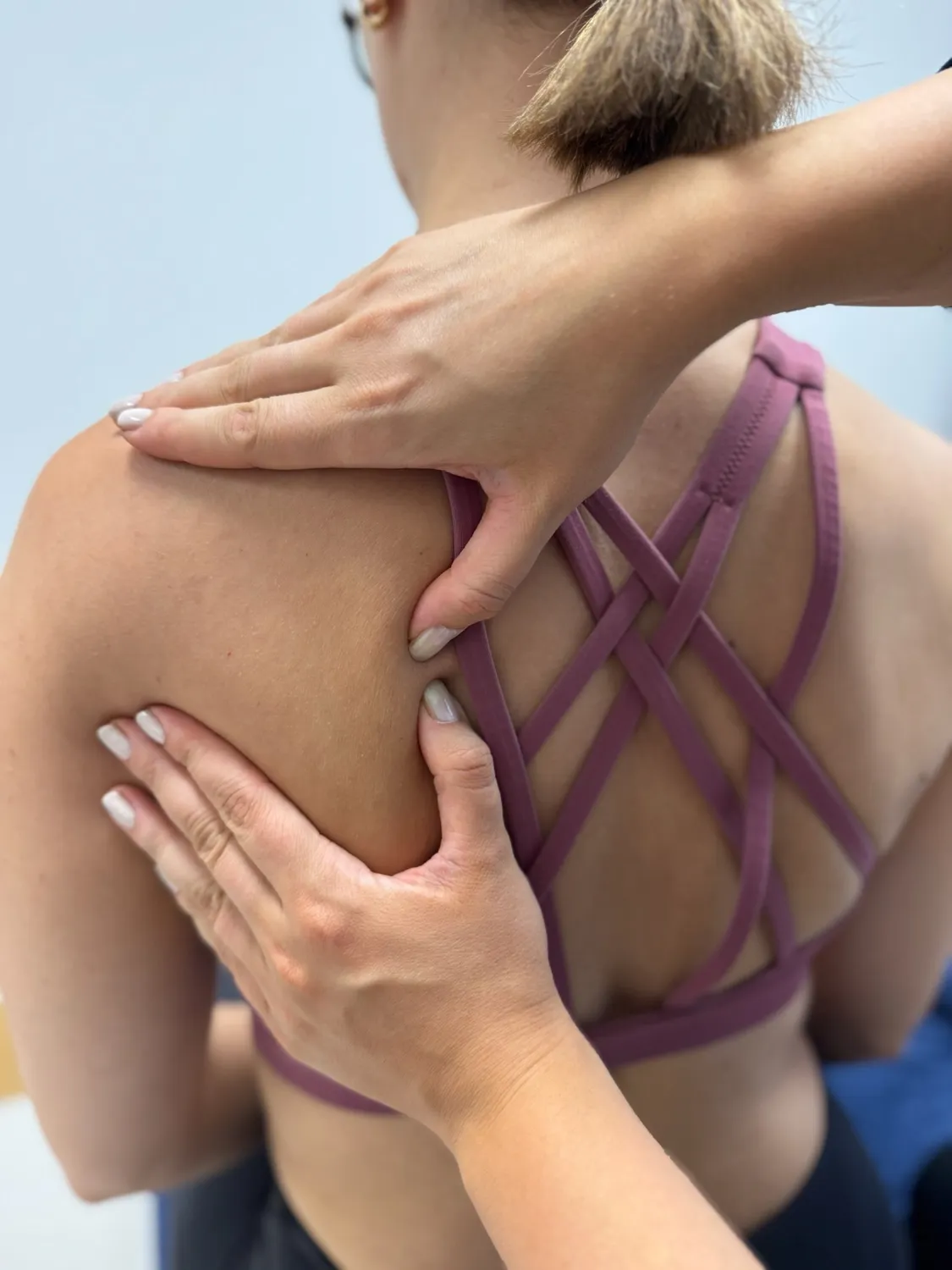 Manuelle Untersuchung an der Schulter bei Sportphysio Rhein Main in Bad Homburg