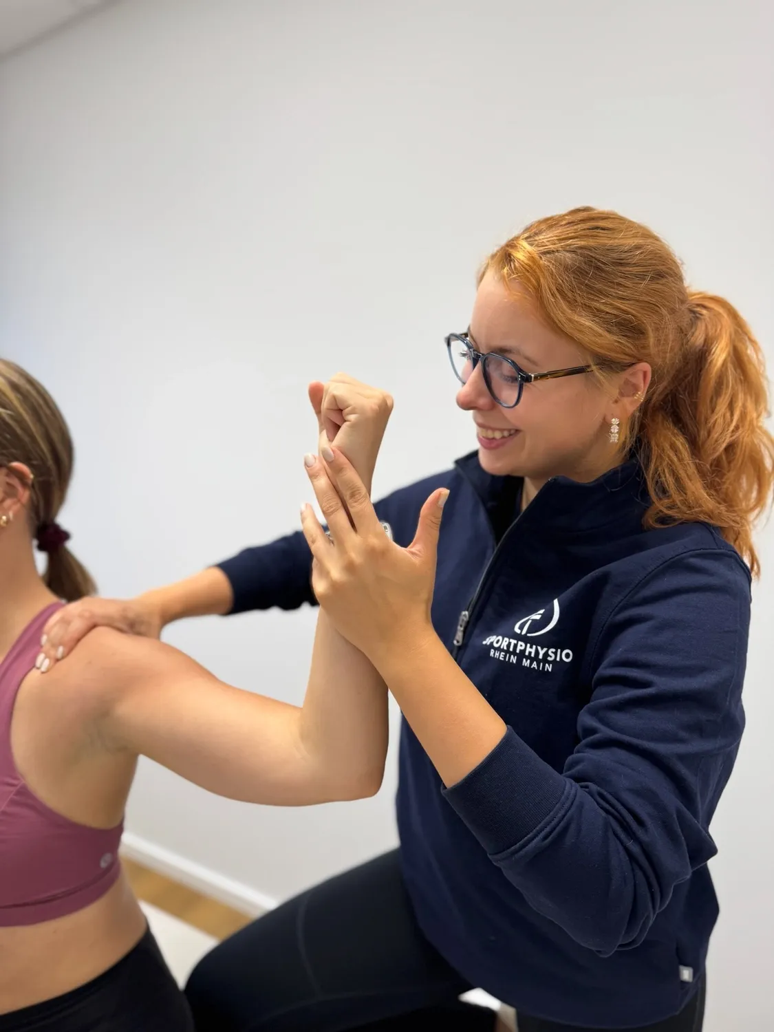 Behandlung der Schulter mit Manueller Therapie bei Sportphysio Rhein Main in Bad Homburg