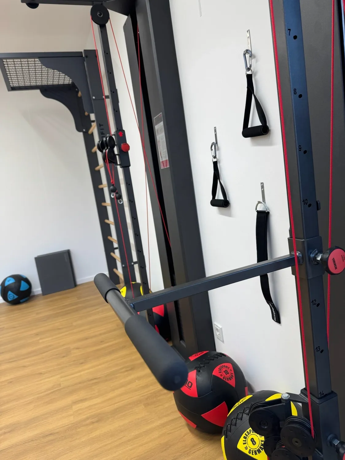 Übung am Seilzug bei Sportphysio Rhein Main, dem AMILU-Haus in Bad Homburg