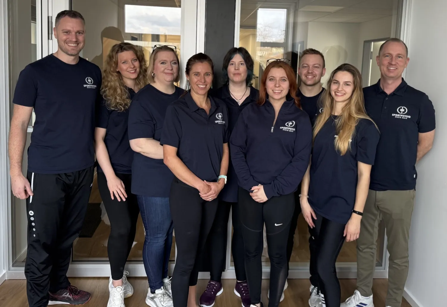 Teamfoto von Sportphysio Rhein Main, dem AMILU-Haus in Bad Homburg