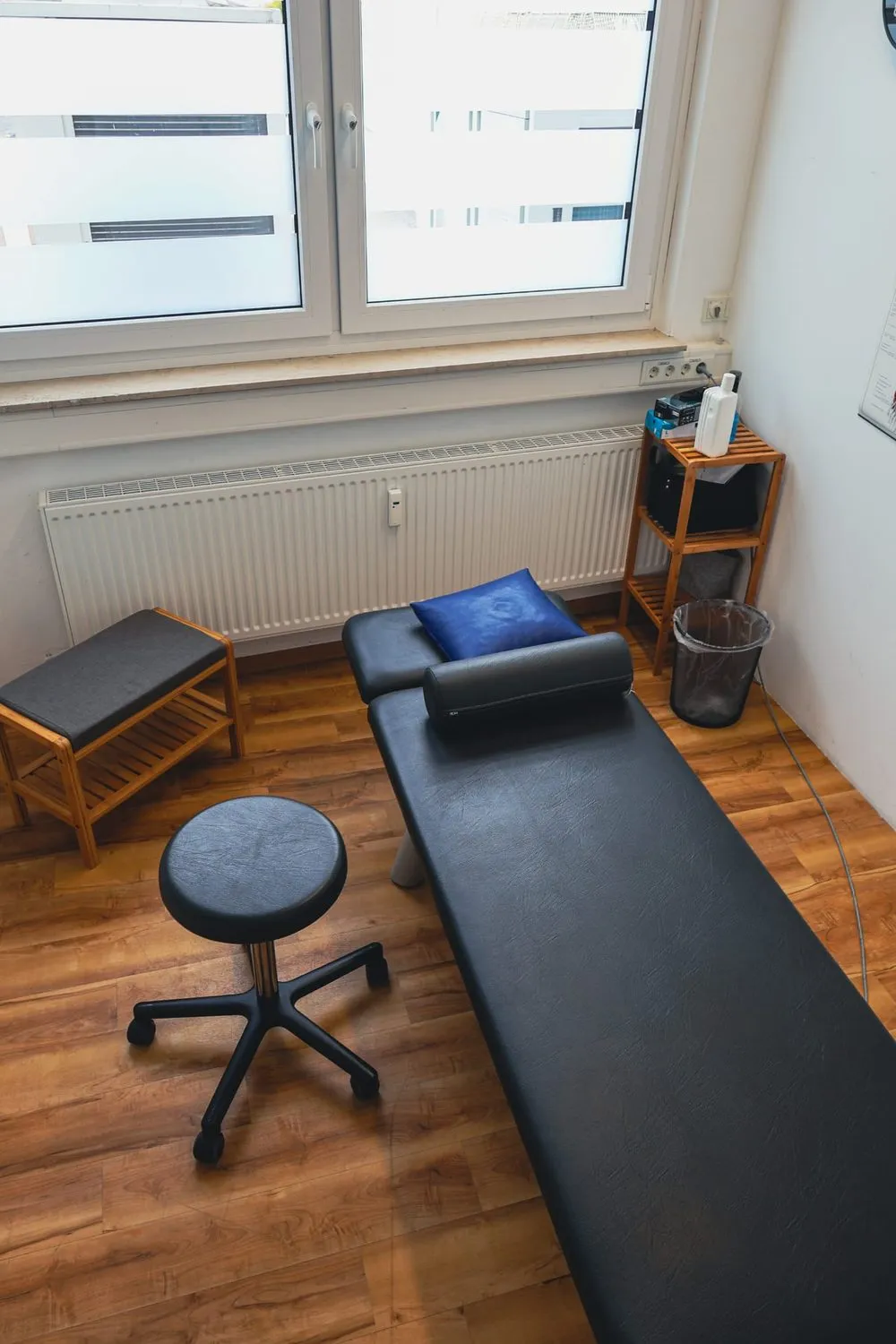 Behandlungsraum der AMILU Ergotherapie in Oberursel mit Therapieliege