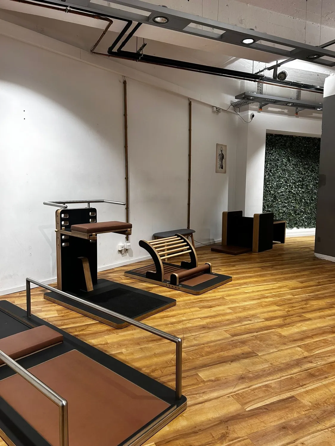 Trainingsbereich mit Sprossenwand und Geräten im Haus am Holzweg 14 in Oberursel