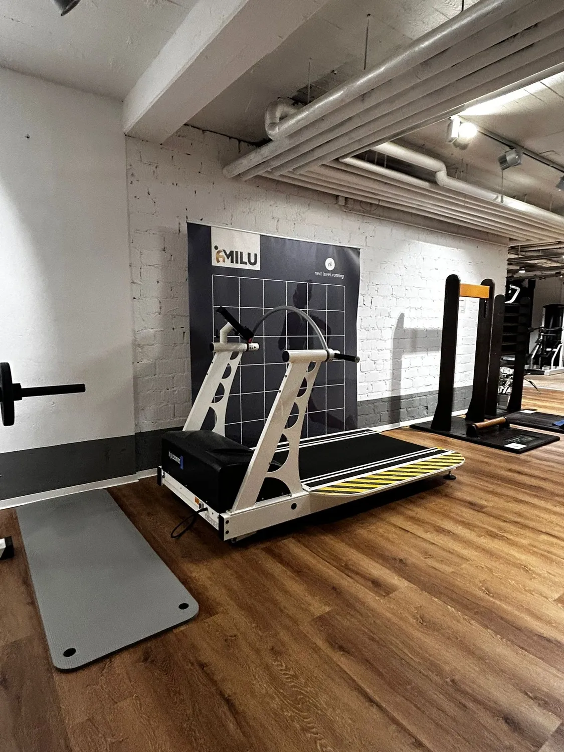 Laufband und AMILU-Wand im Bereich der Laufschule